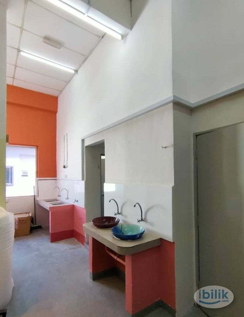 BUDGET-FRIENDLY with AIRCOND at Nuevo Hostel Shah Alam 🤩 Free WiFi 💥 Move-In Immediately - Image 4