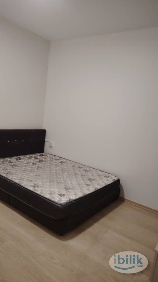 Nice middle room with Queen size bed and Aircond new ciq Singapore - Image 1
