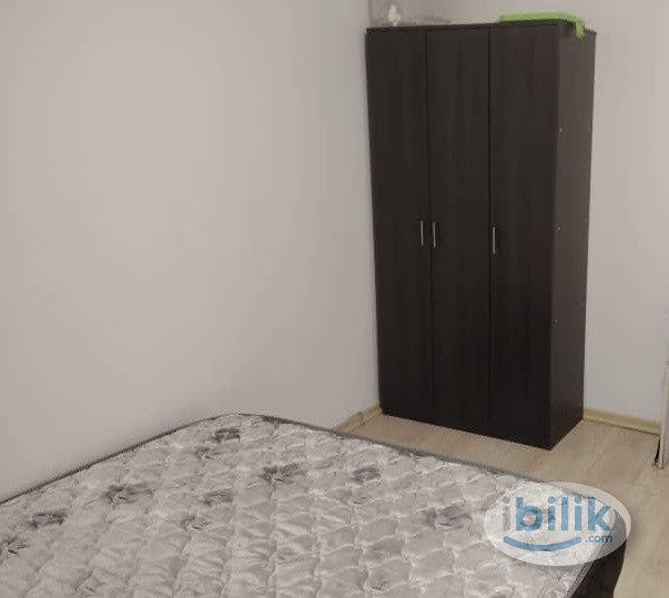 Nice middle room with Queen size bed and Aircond new ciq Singapore - Image 2