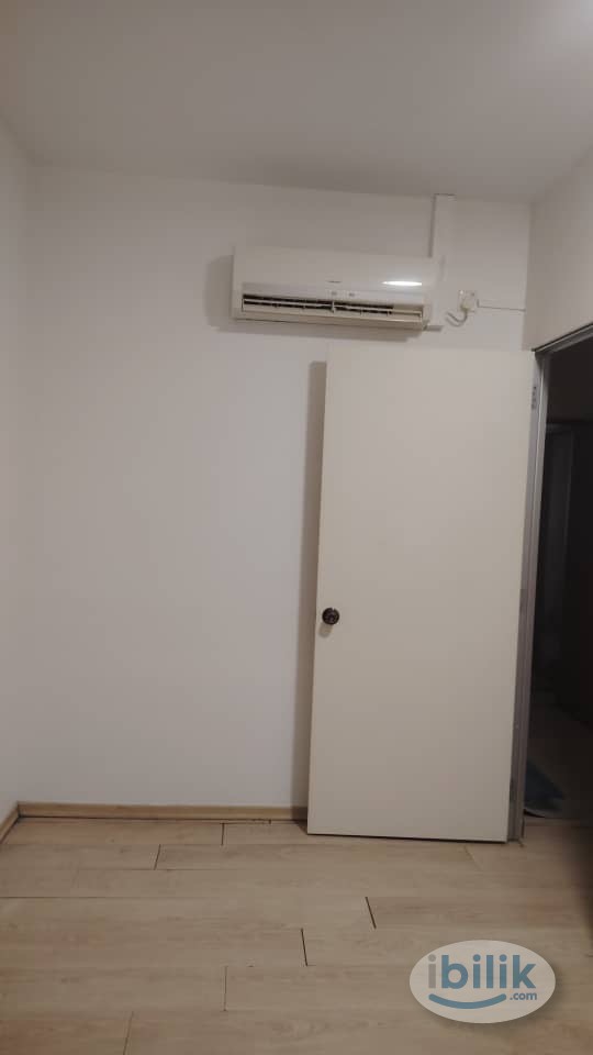 Nice middle room with Queen size bed and Aircond new ciq Singapore - Image 3