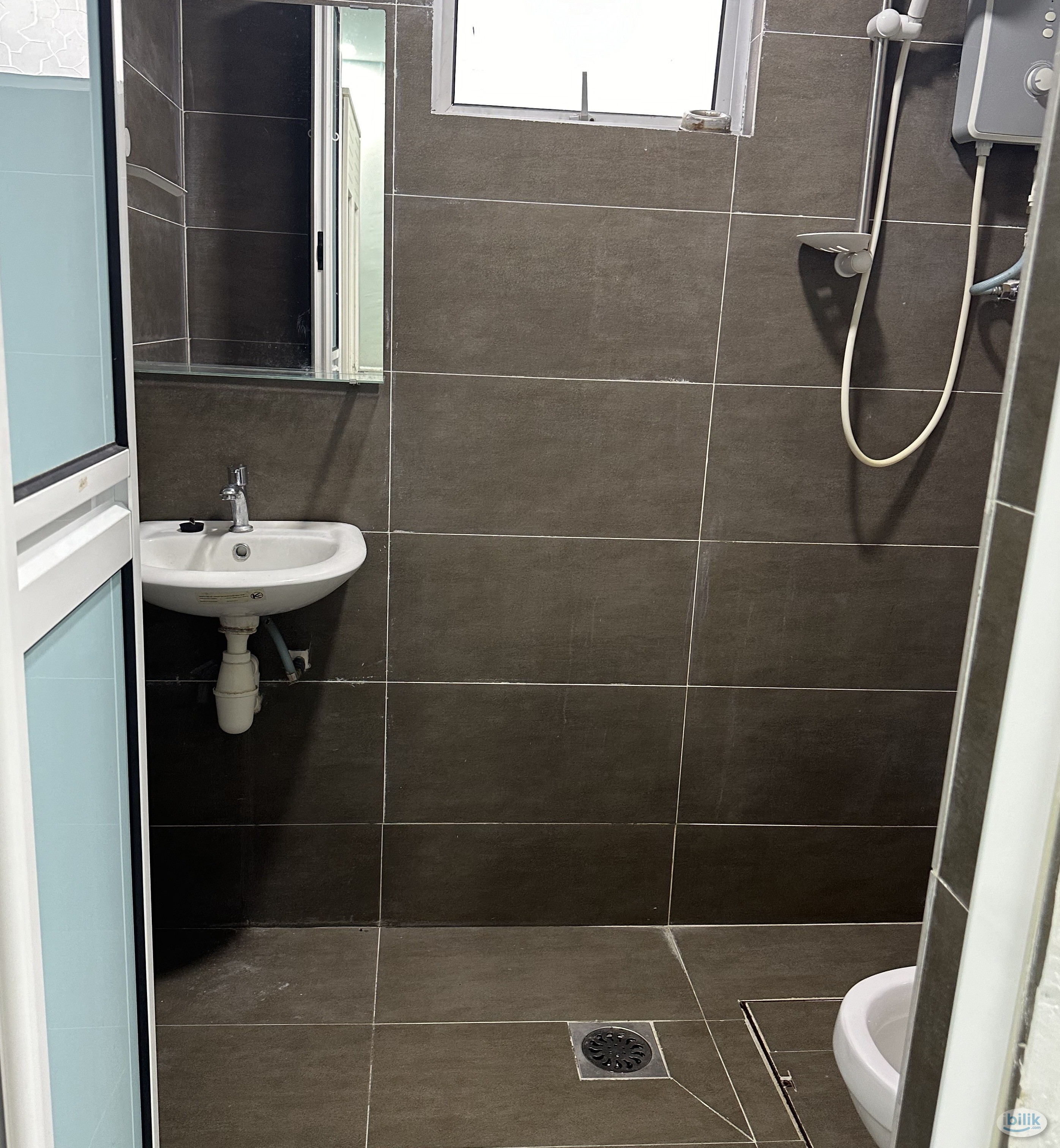💛Affordable Queen bed Room at USJ 13, Subang💛walk to LRT 💛gated guarded - Image 1