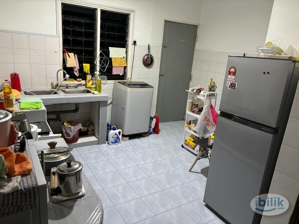 💛Affordable Queen bed Room at USJ 13, Subang💛walk to LRT 💛gated guarded - Image 3