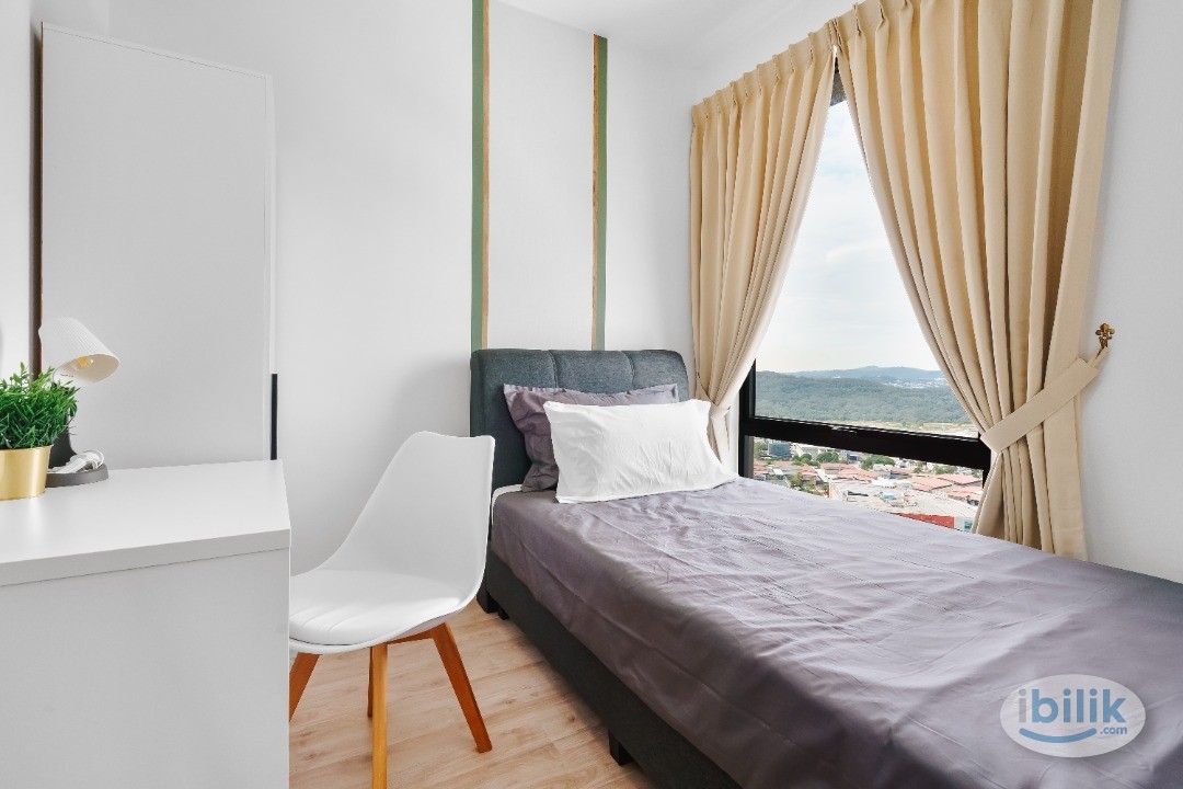 International China Student only ‼️(Small Room D) WIFI AirCond Near MRT BUS at Emporis, Kota Damansara Sungai Buloh Band - Image 1