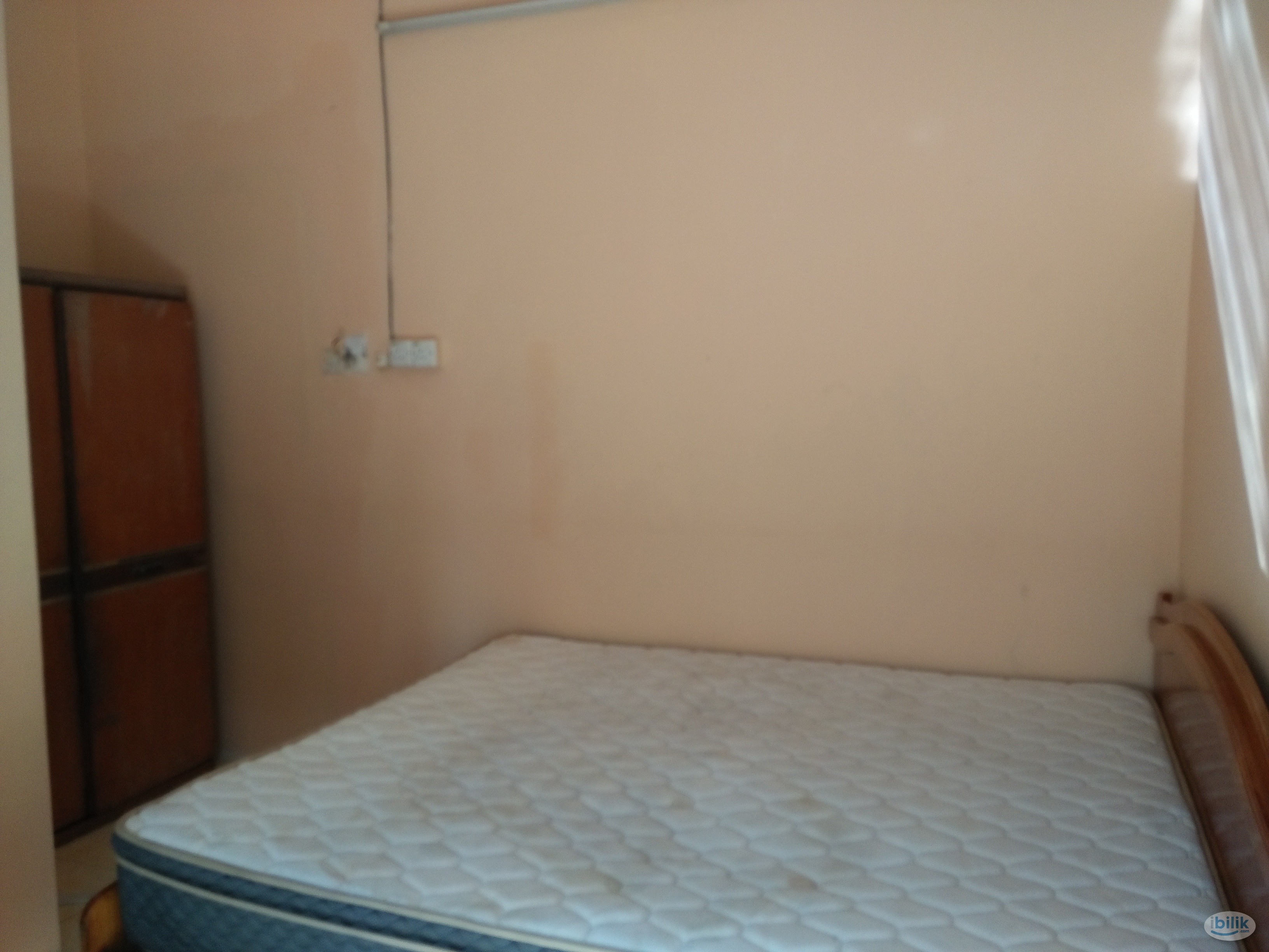 Cozy Room with Private Bathroom - Image 1