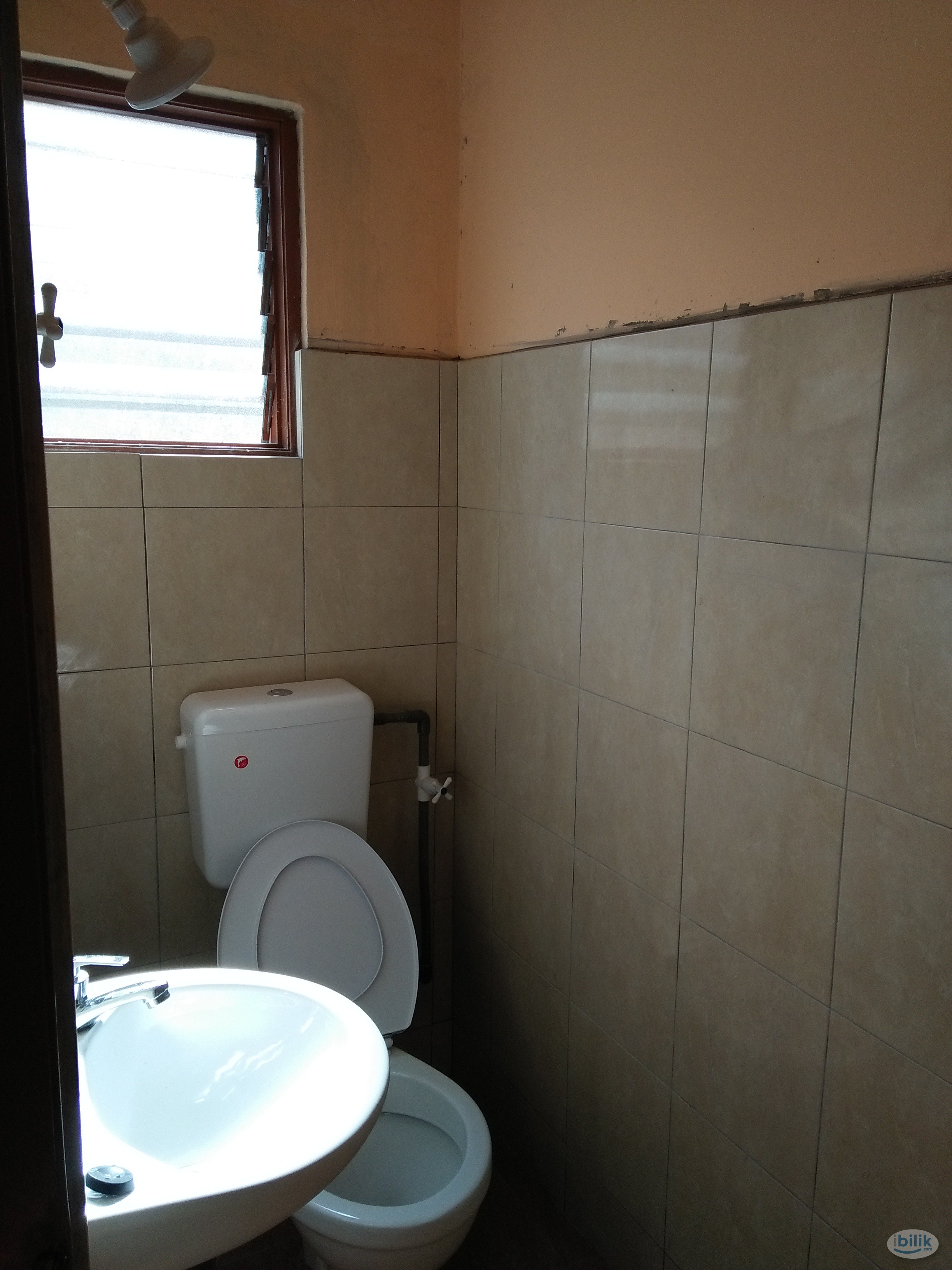 Cozy Room with Private Bathroom - Image 2