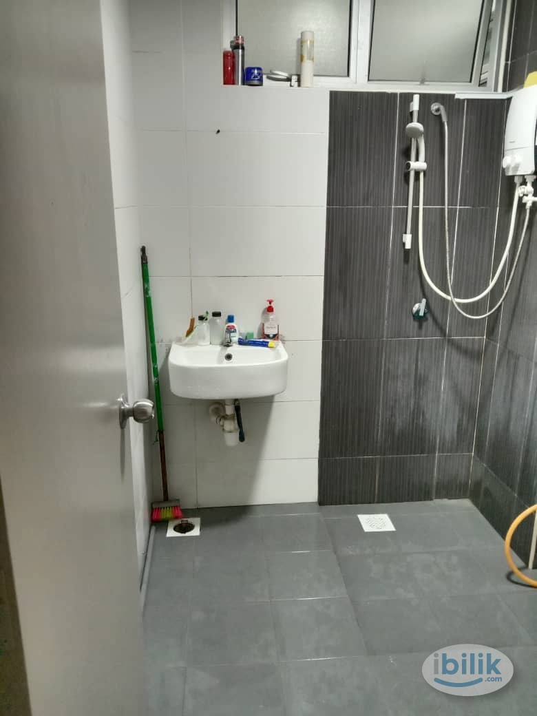 Nice Queen size bed room near ciq Singapore - Image 3
