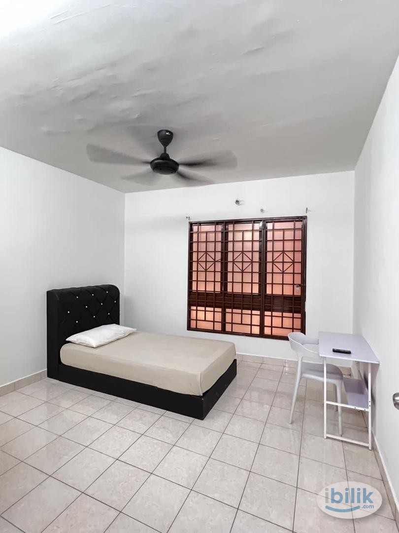 Middle Bedroom Palm Spring Condominium Kota Damansara - Image 4