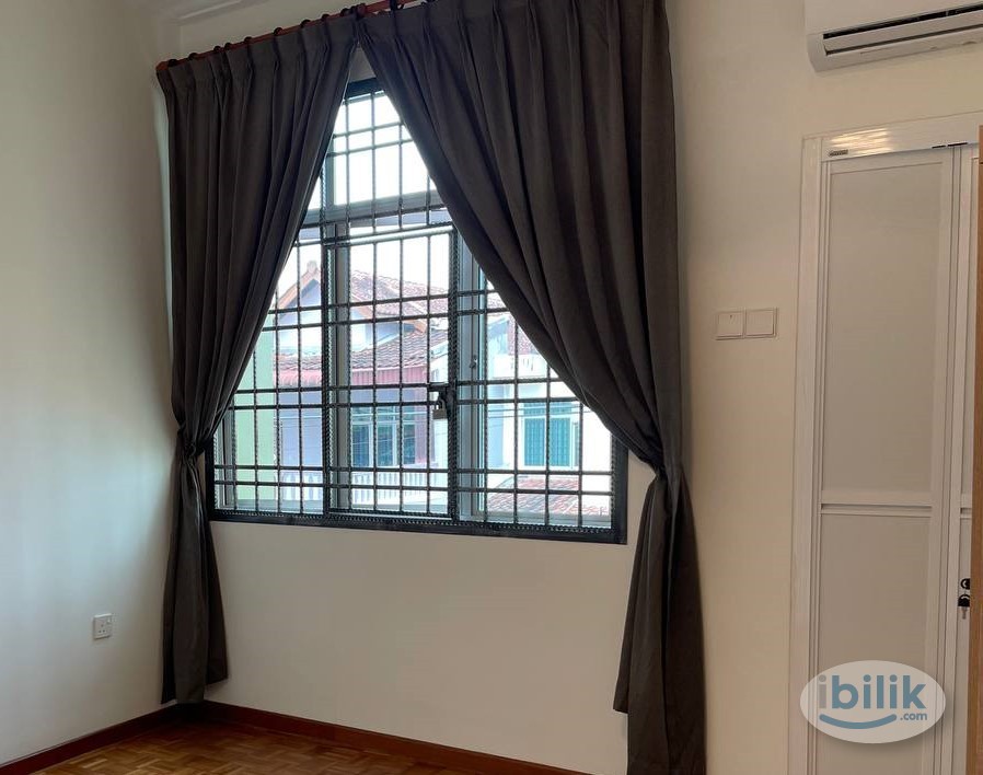 Middle Room at Taman Impian Emas, Skudai - Image 3