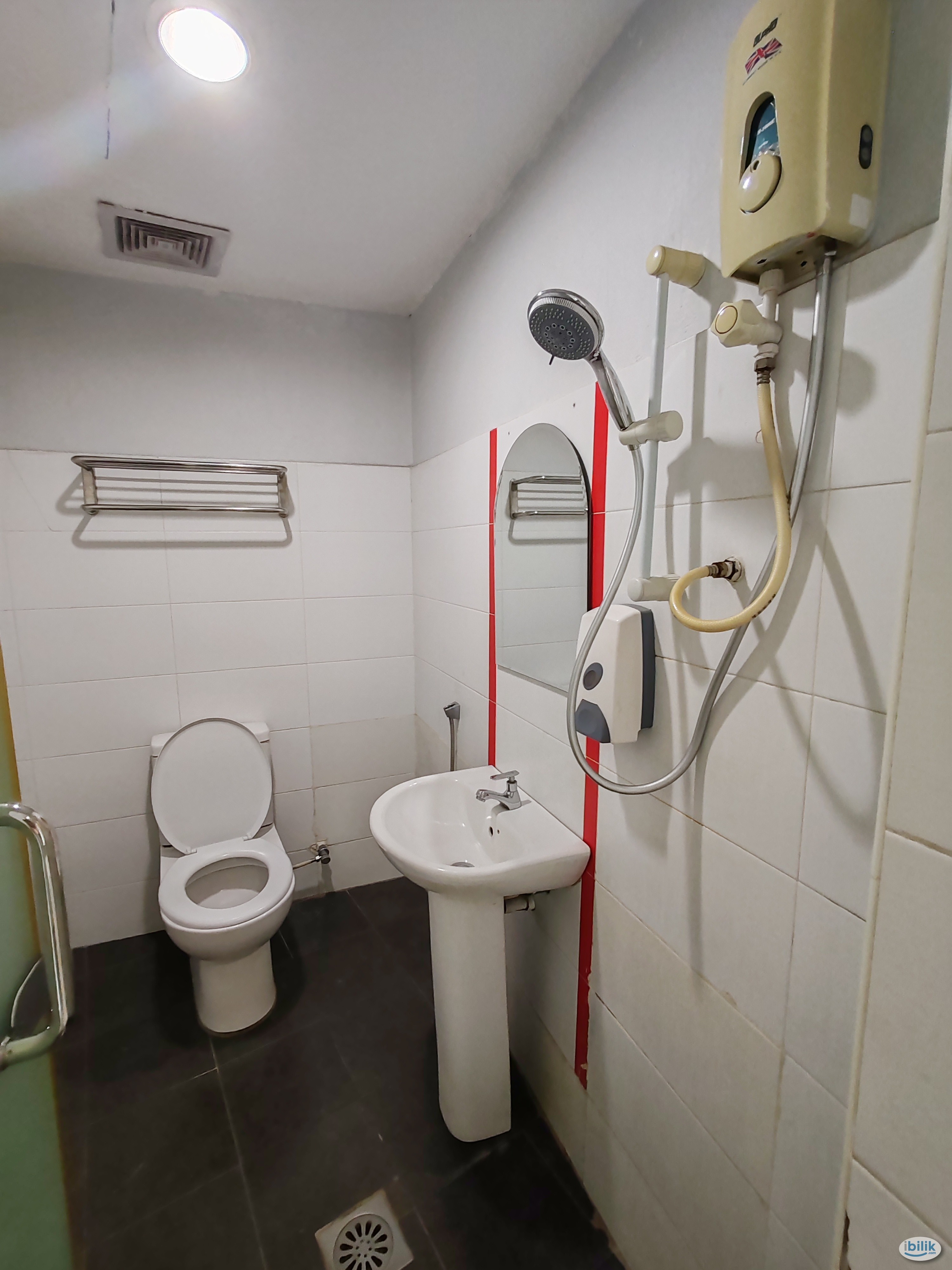 Master Room at The Strand Mall 🛏️🚿 Steps from MRT Surian 🚶 ♂️✨Experience a Queen Size Bed & Private Bathroom! 􀳦 - Image 2
