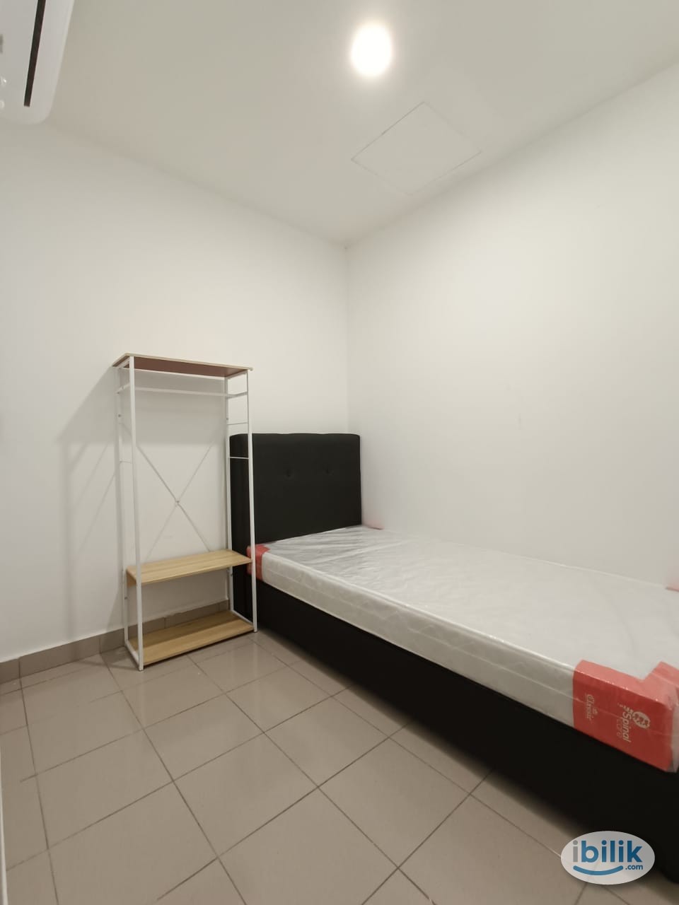 Middle Room at Kampung Melayu Subang, Subang - Image 1