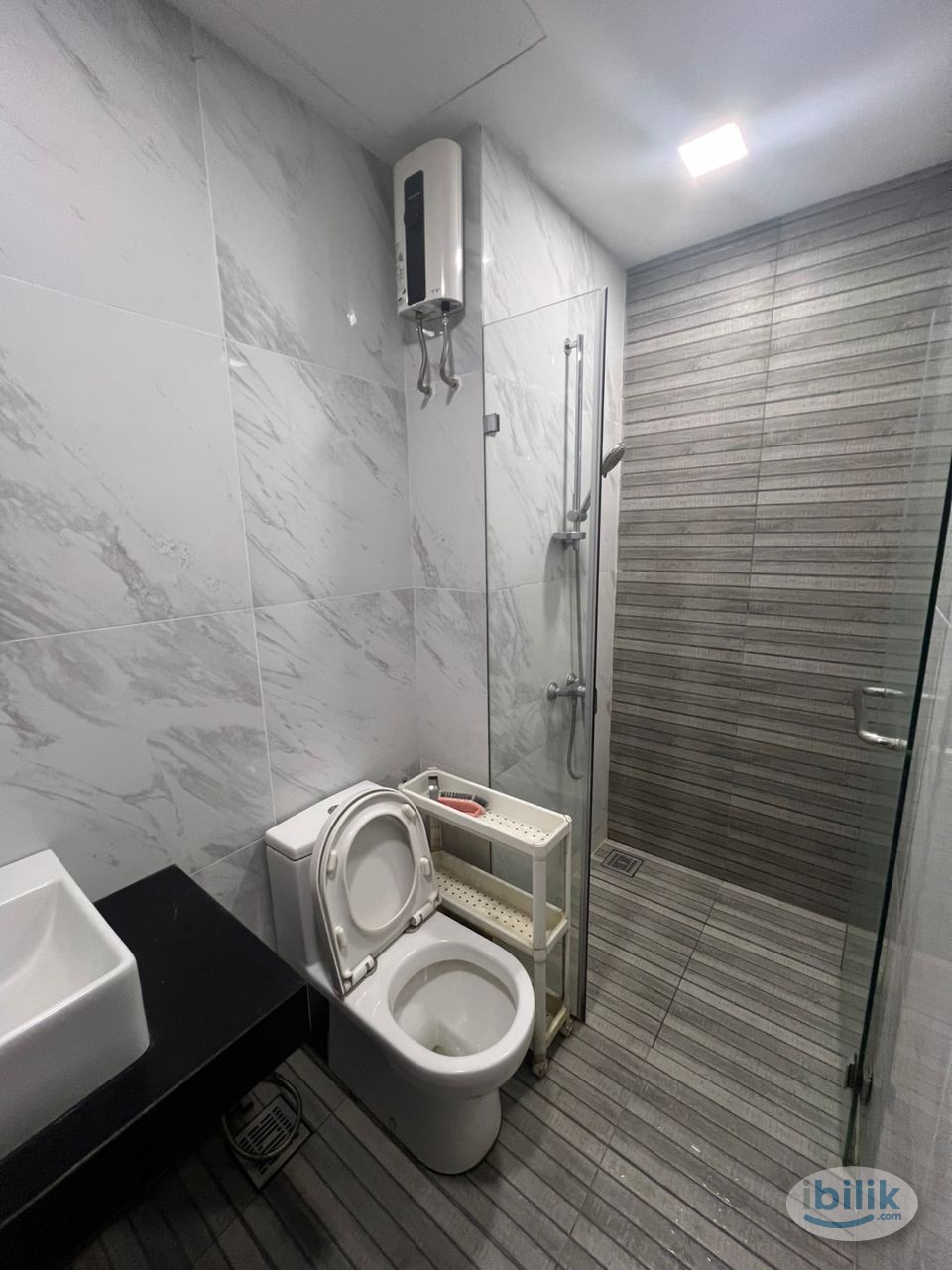 Middle room @ Emporis, 3mins drive to Segi, Doorstep to Jaya Grocer/Ninso/Coffee shop/Mamak - Image 1
