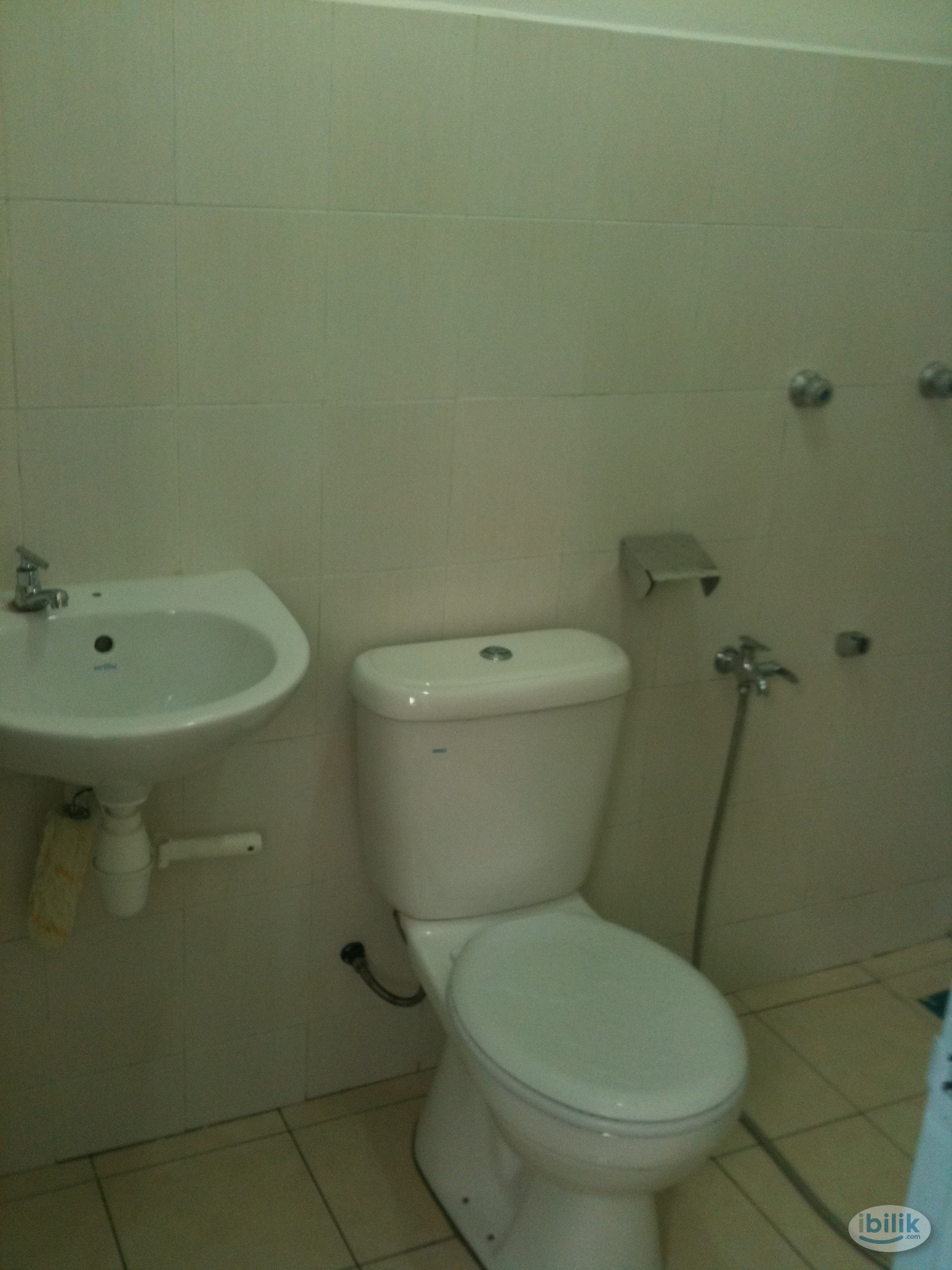 Middle Room at Bandar Sunway, Petaling Jaya - Image 3