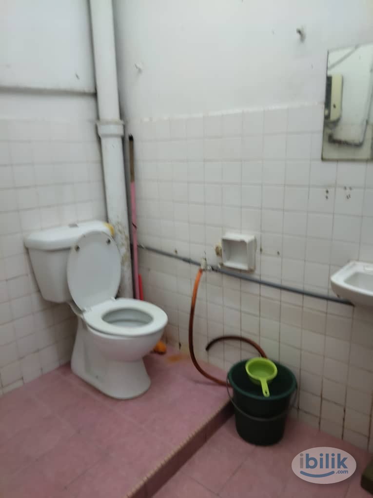 room rm510 shared bathroom 5 mins walk to kota damansara mrt station - Image 2