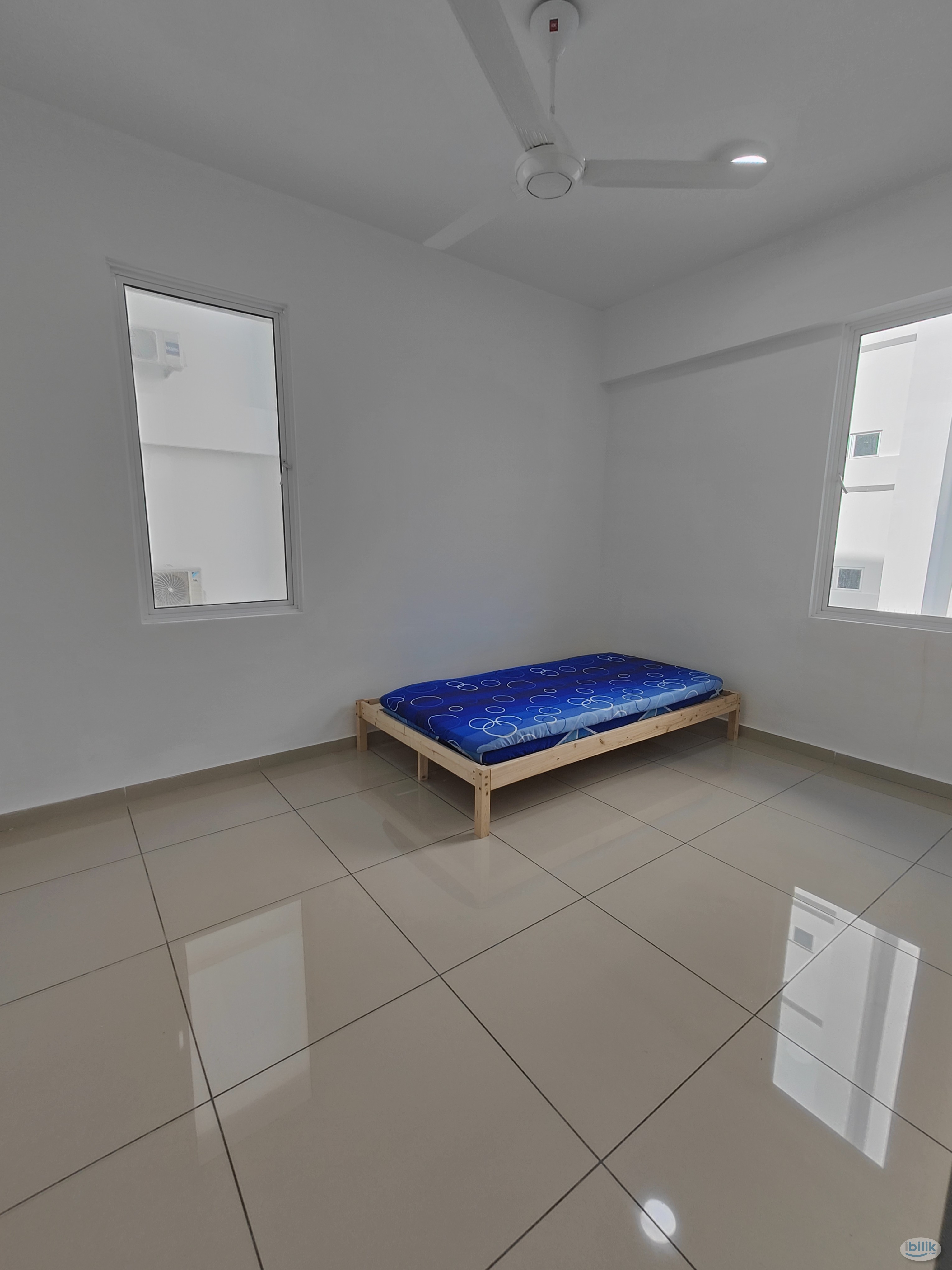 Middle Room at Emerald Residence, Bayan Lepas, Penang - Image 1
