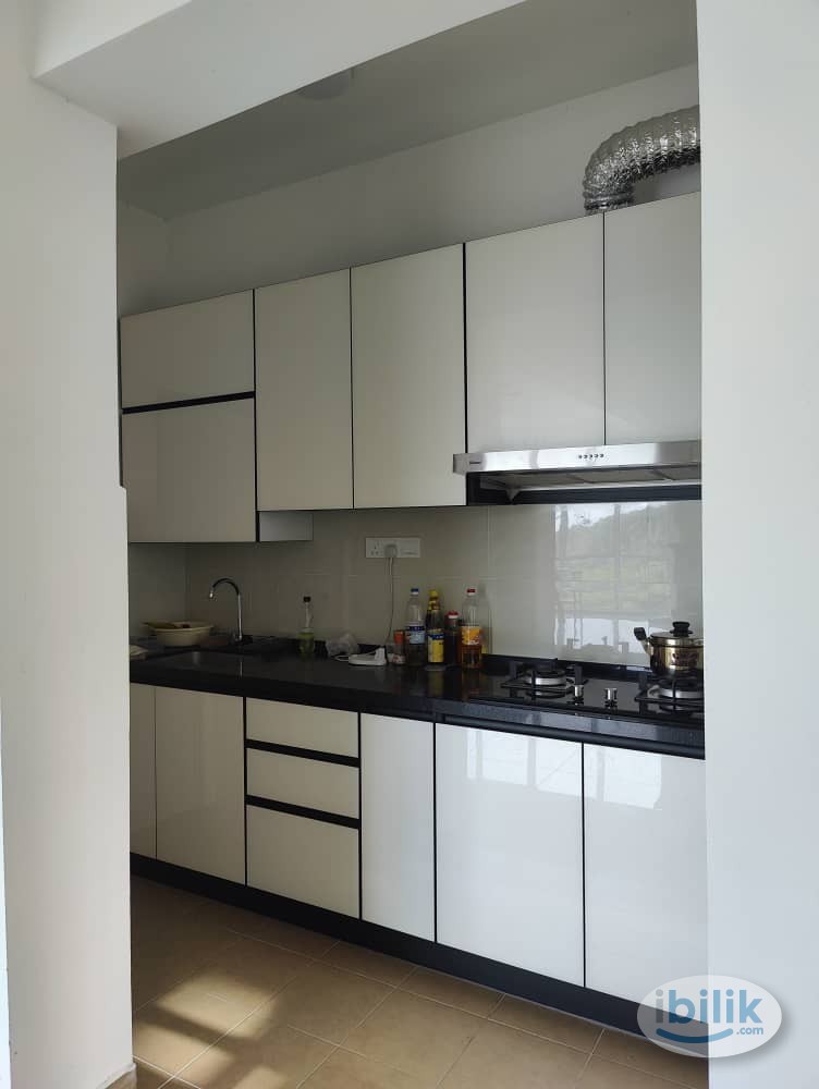 Middle Room at Emerald Residence, Bayan Lepas, Penang - Image 3