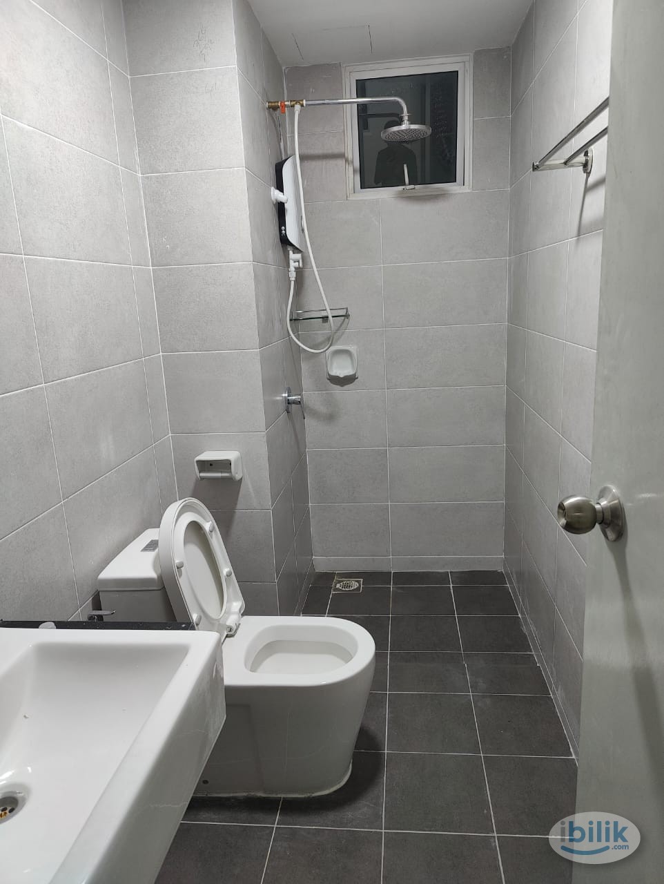 Middle Room at Emerald Residence, Bayan Lepas, Penang - Image 2