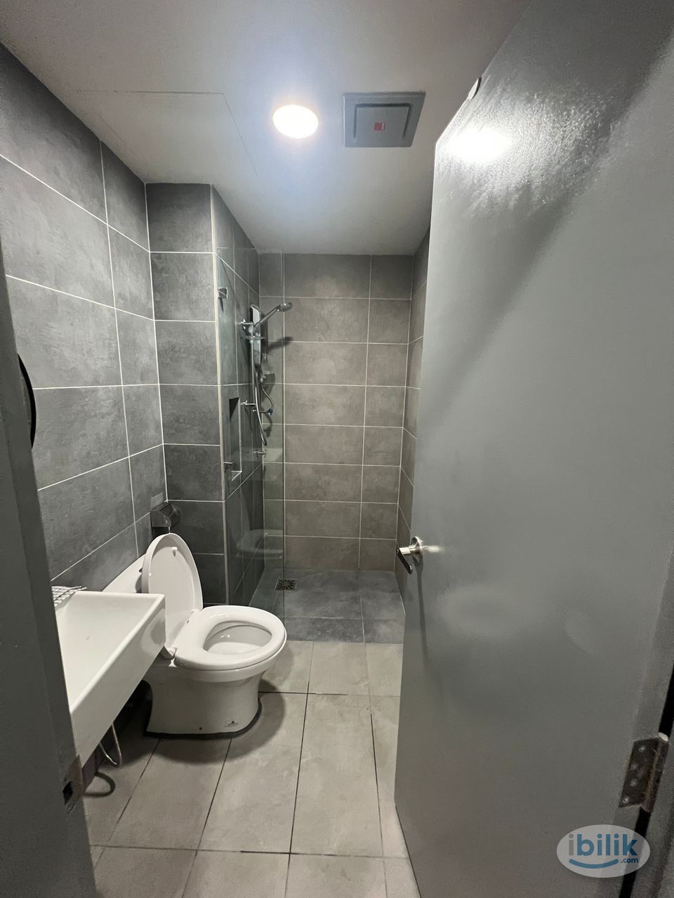 Middle Room at 121 Residence, Kayu Ara, Bandar Utama - Image 5
