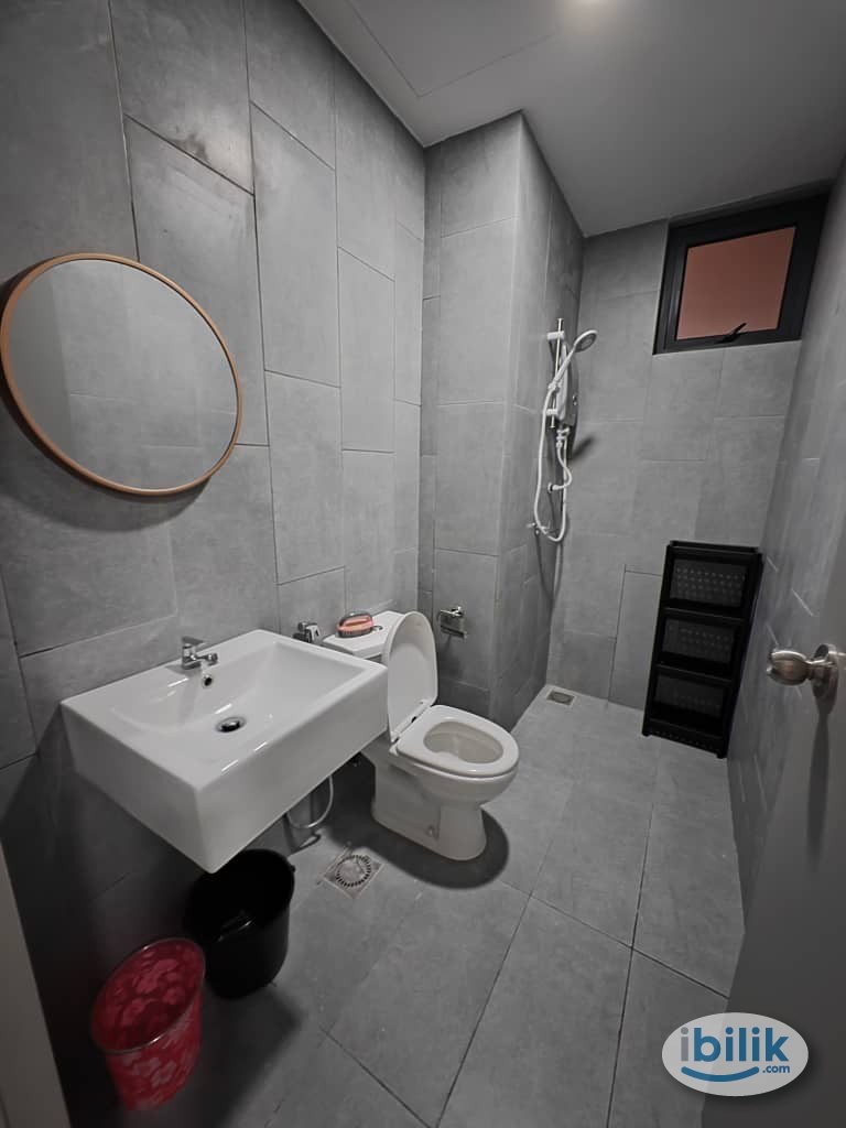 [Mix unit] Original Middle Room with Aircond & Window for Rent at M Vertica - Image 2