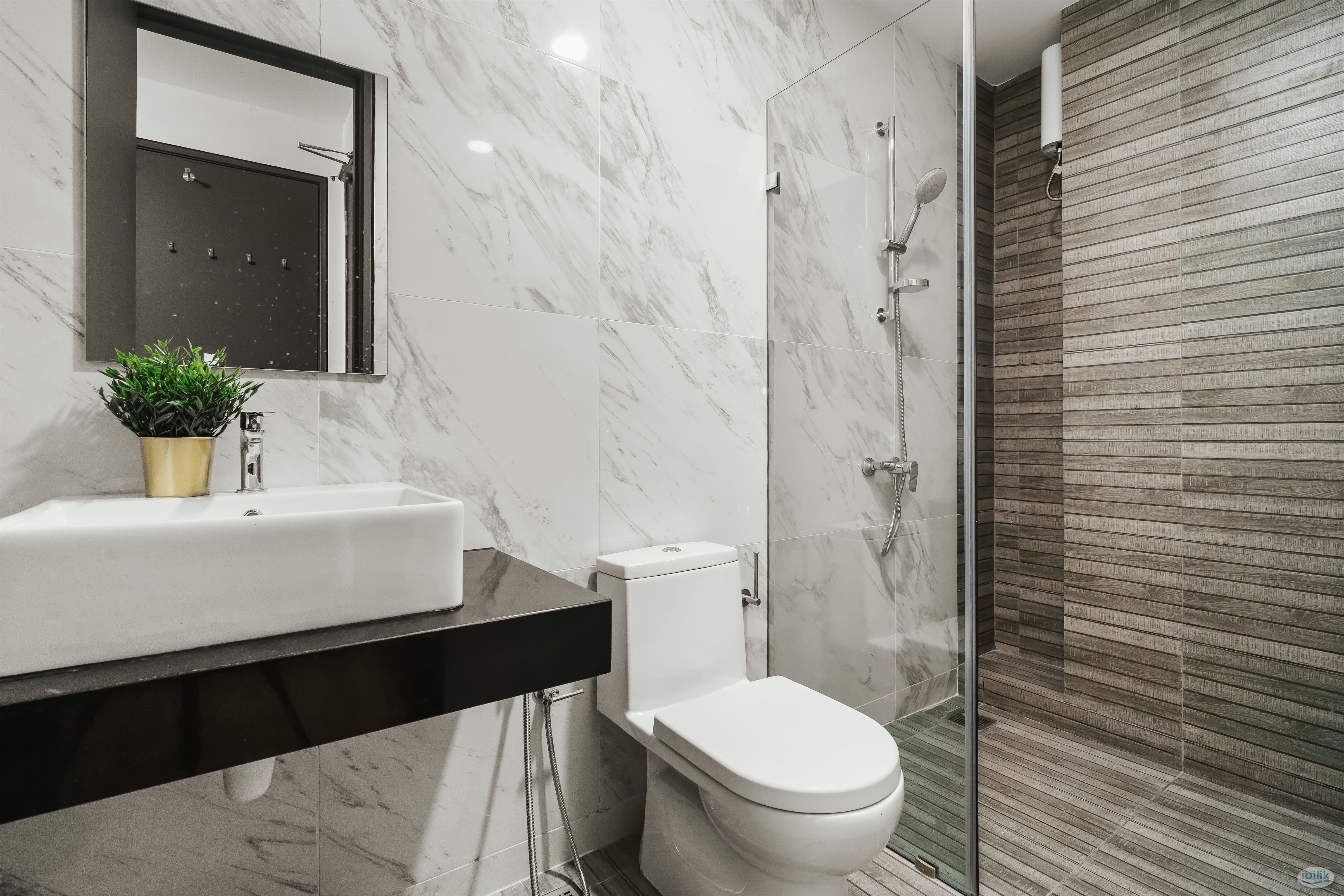 Cozy Female Master Room at Emporis, Kota Damansara - Image 4