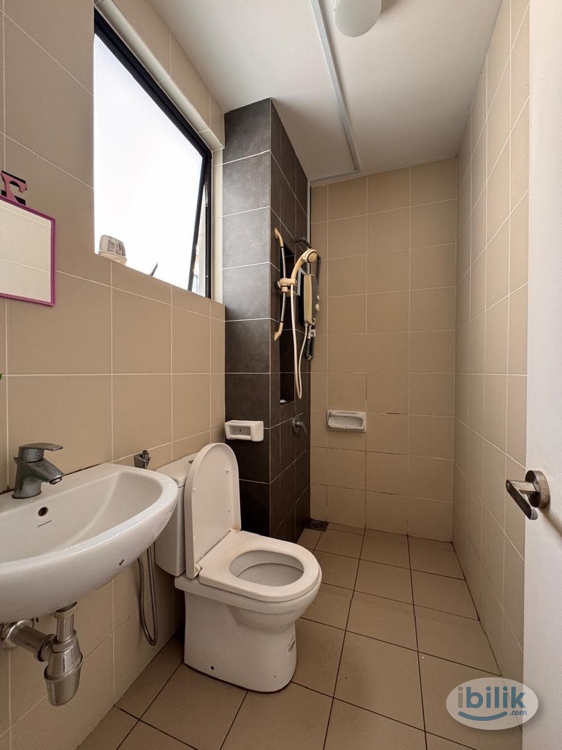 Middle Room at Taman Mutiara Barat, Cheras - Image 3