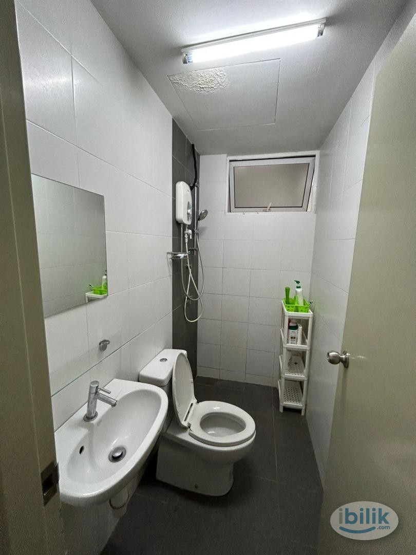 😍 5 mins walk to LRT 😍 Direct access to shopping mall 😍Free Wifi 😍Fully furnished Master Room at Pacific Place Ara Daman - Image 3