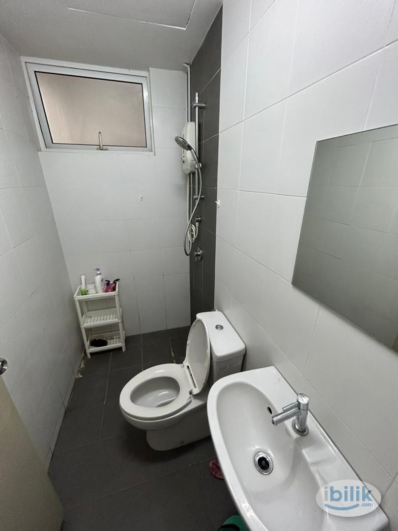 😍 5 mins walk to LRT 😍 Direct access to shopping mall 😍Free Wifi 😍Fully furnished Middle Room at Pacific Place Ara Daman - Image 3