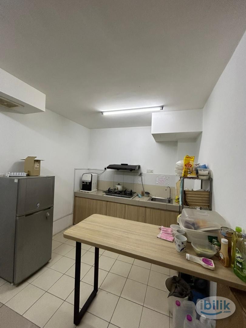 😍 5 mins walk to LRT 😍 Direct access to shopping mall 😍Free Wifi 😍Fully furnished Middle Room at Pacific Place Ara Daman - Image 4