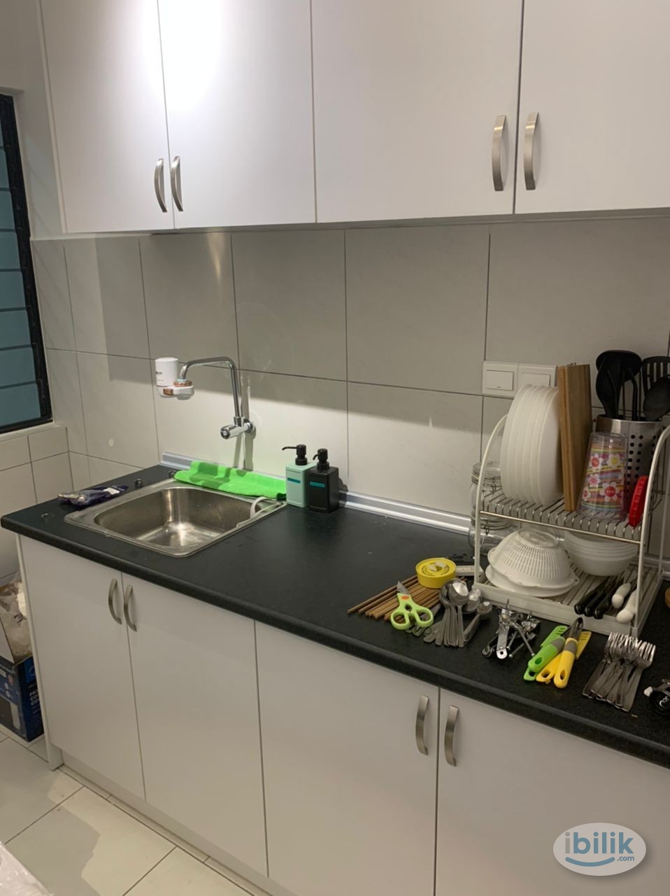 Air cond Middle Room at Astetica Residences, Seri Kembangan, walking distance to KTM & the Mines Mall , 5 min to UPM - Image 4