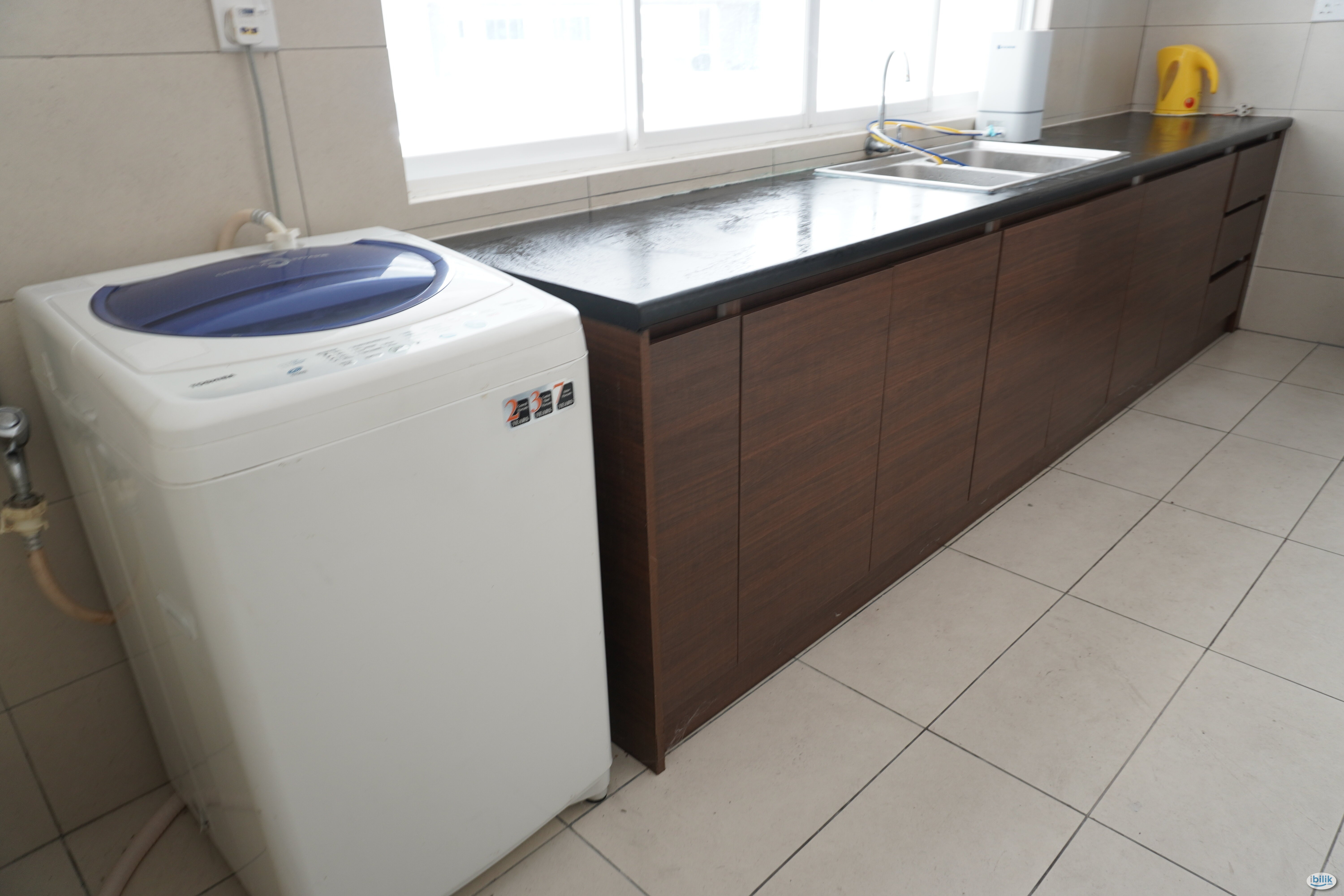 Middle Room 5 V'Residence at Cyberjaya, Selangor - Image 3