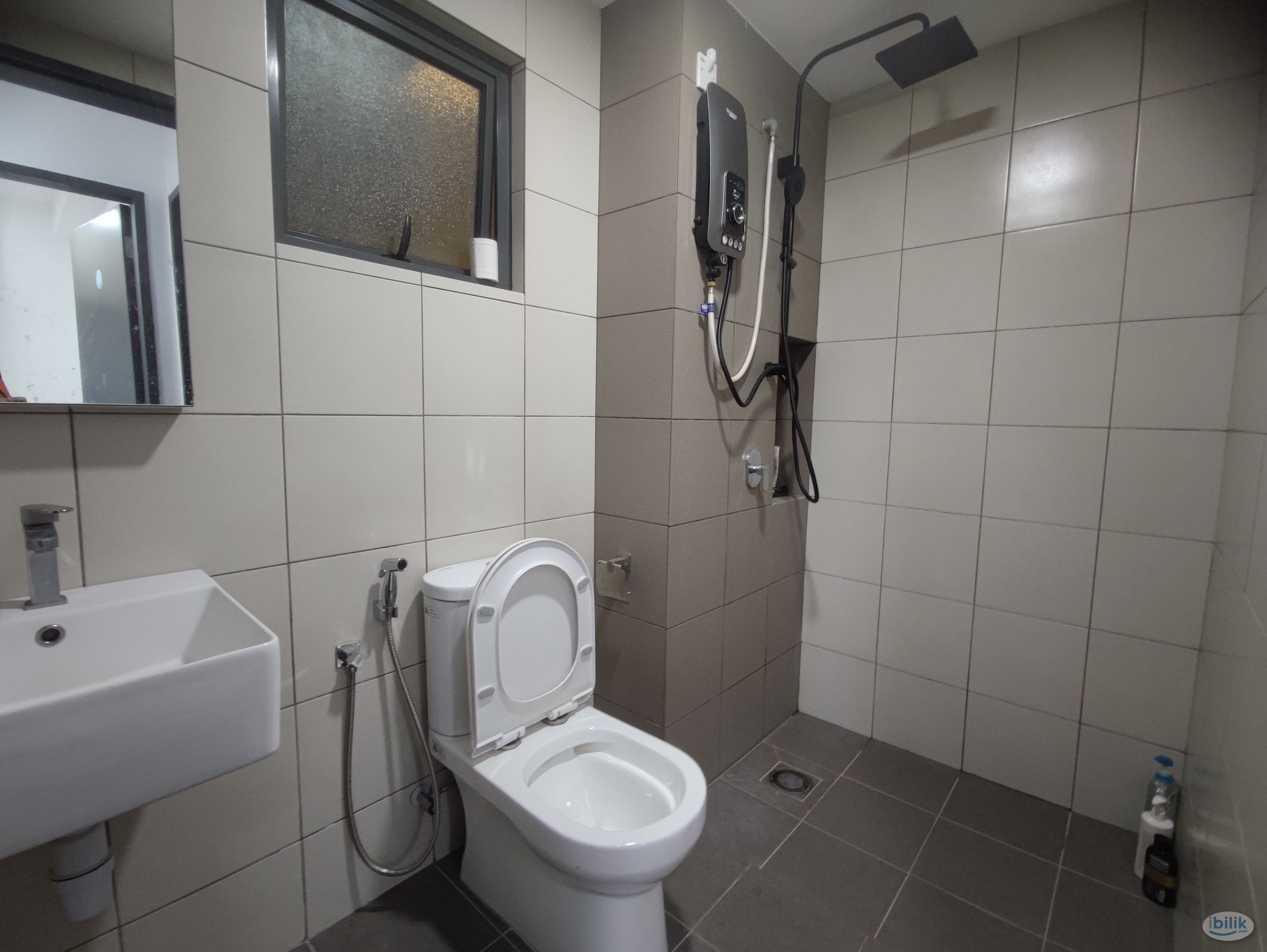 Middle Room at D'Quince Residence, Damansara Perdana - Image 3