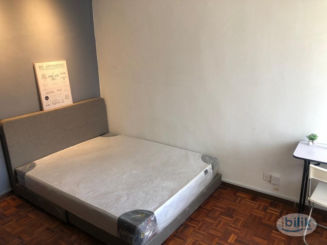 Middle Room at Kelana Jaya, Petaling Jaya - Image 1