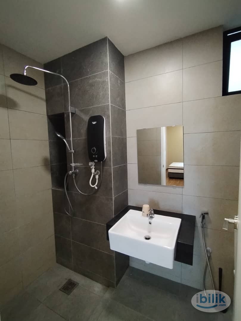 Middle Room at AraTre' Residences, Ara Damansara - Image 5