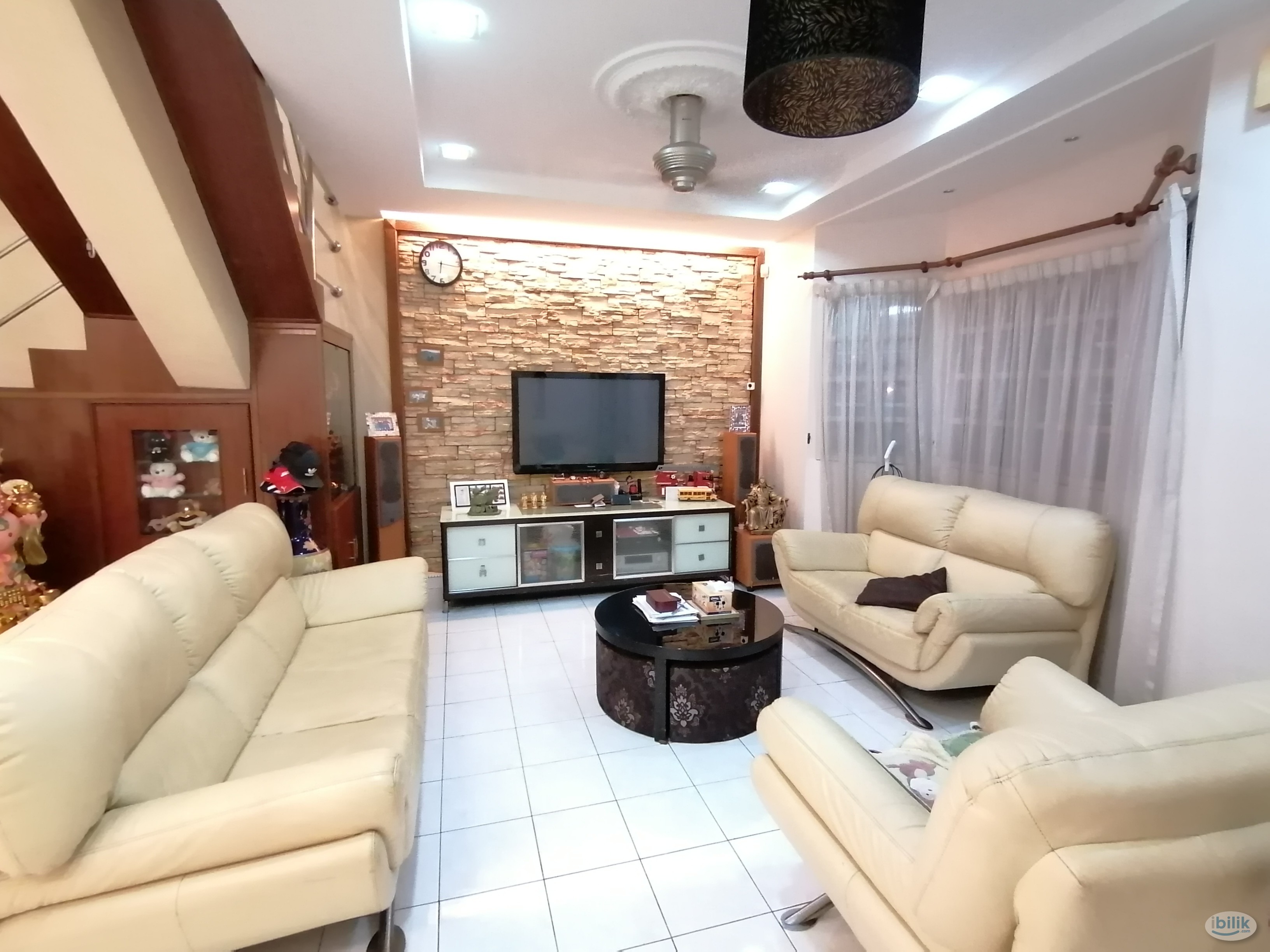Nicely Renovated Master Bedroom [FREE carpark] - Image 1