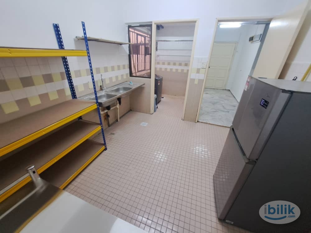 Male Master Room @ Menara Bakti Condominium, Sek14, Next to Plaza 33, Digital Mall, Jaya Shopping Mall & Symphony Square - Image 1