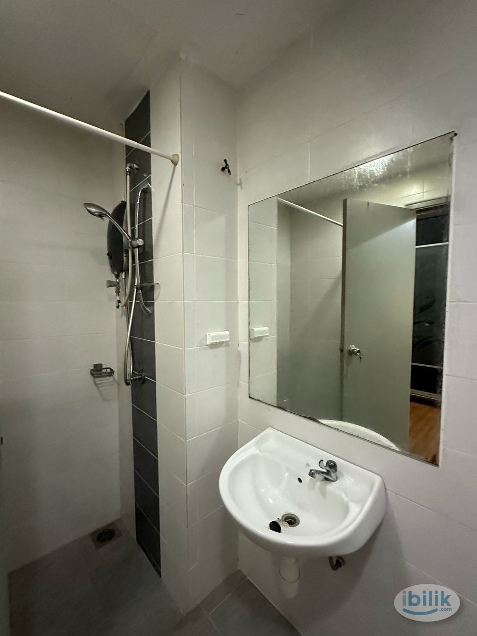 Middle Room at One South, Seri Kembangan - Image 3
