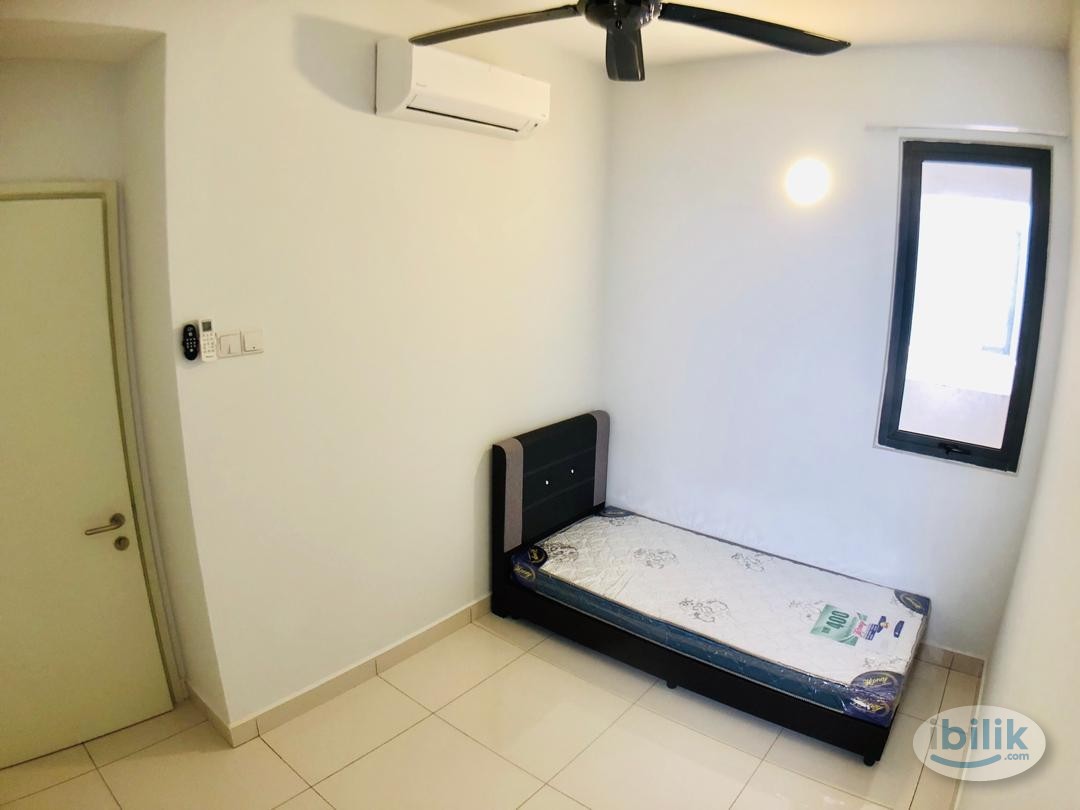Middle Room at Bandar Putra Permai, Seri Kembangan - Image 4