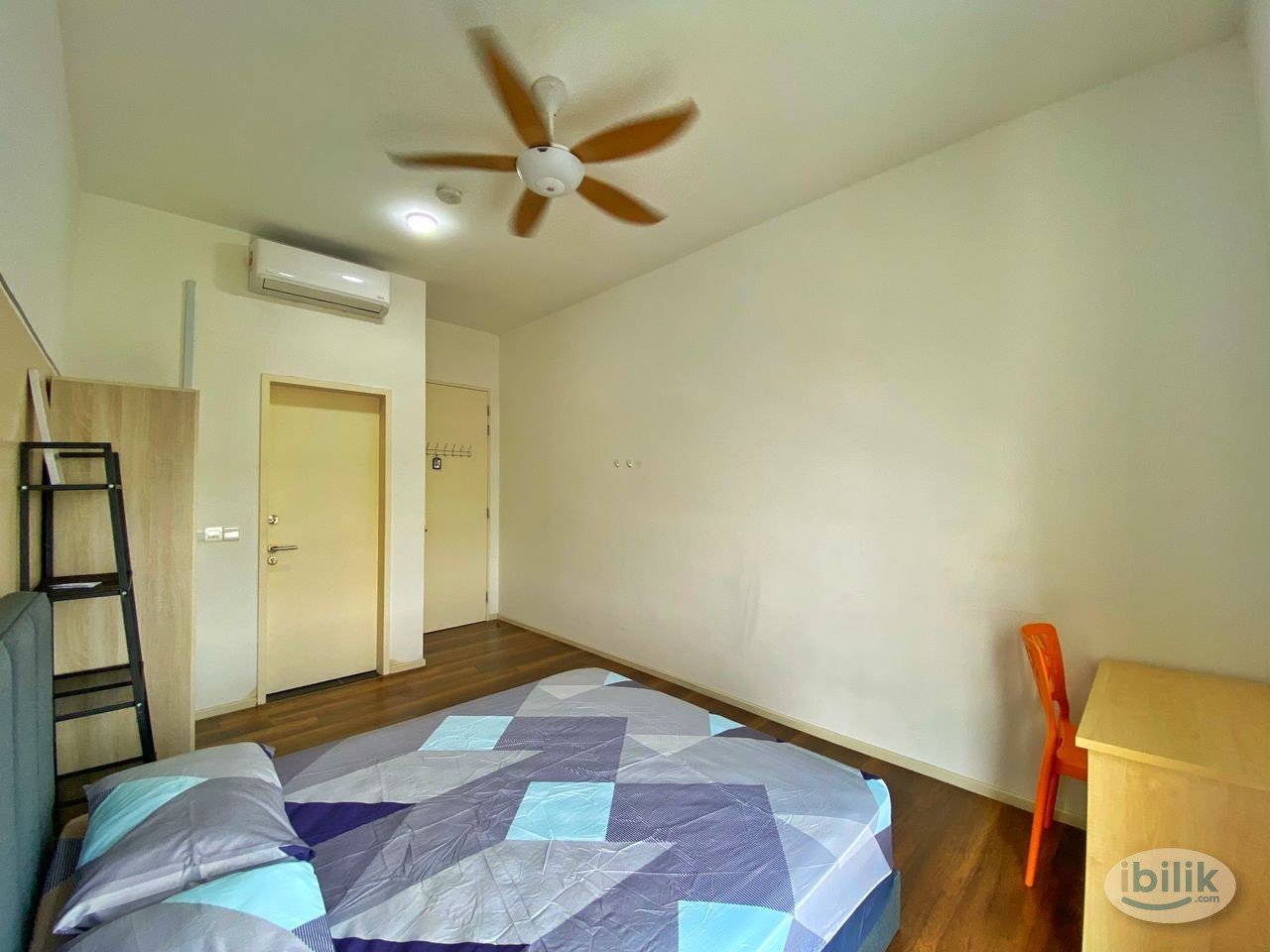 Mixed Gender Medium Room Included Utilities Next to MRT - Image 1