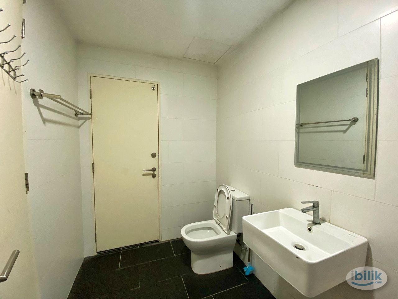 Mixed Gender Medium Room Included Utilities Next to MRT - Image 3