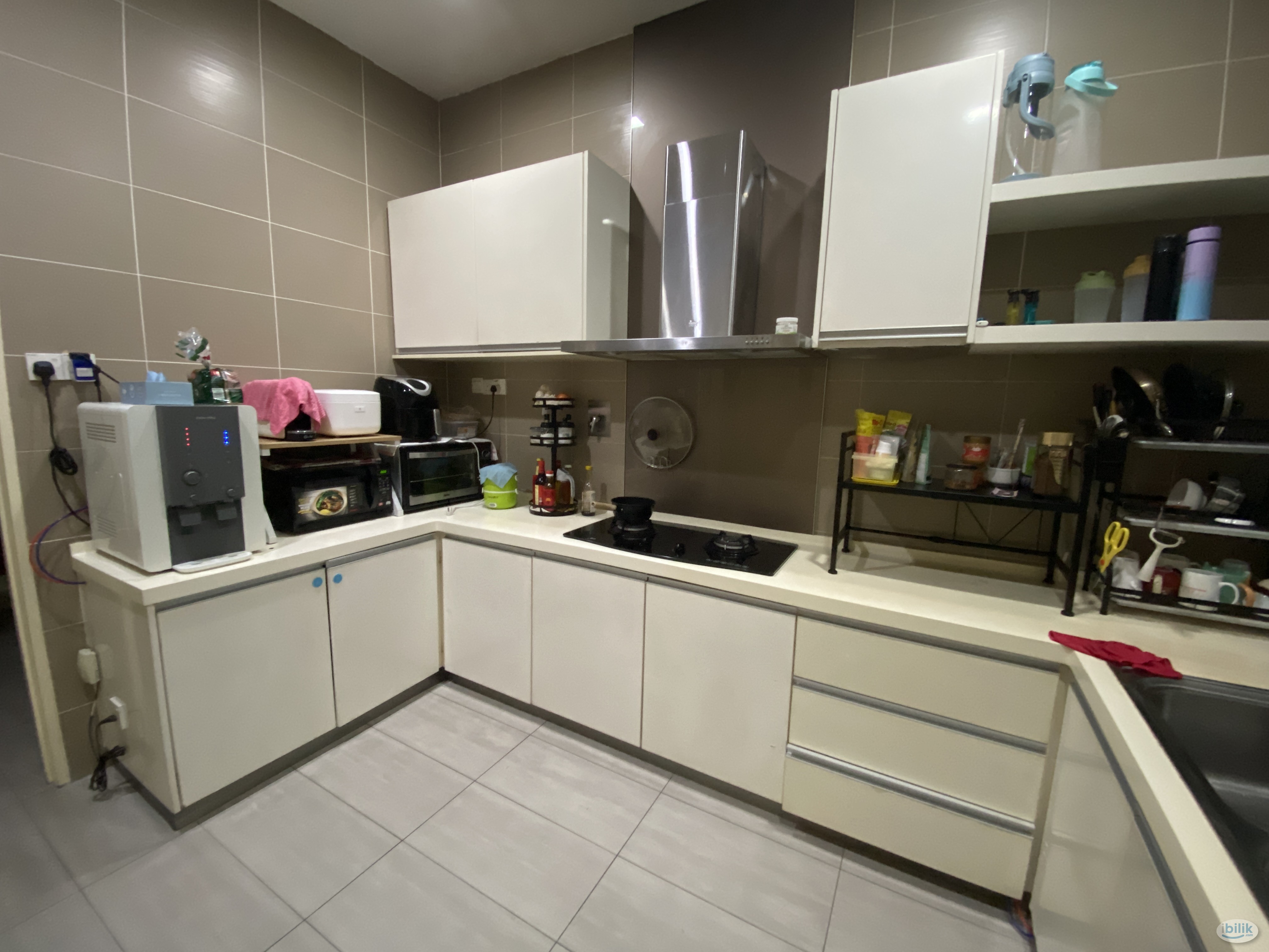Penthouse Middle Room at Aston Kiara 3, Mont Kiara - Image 4