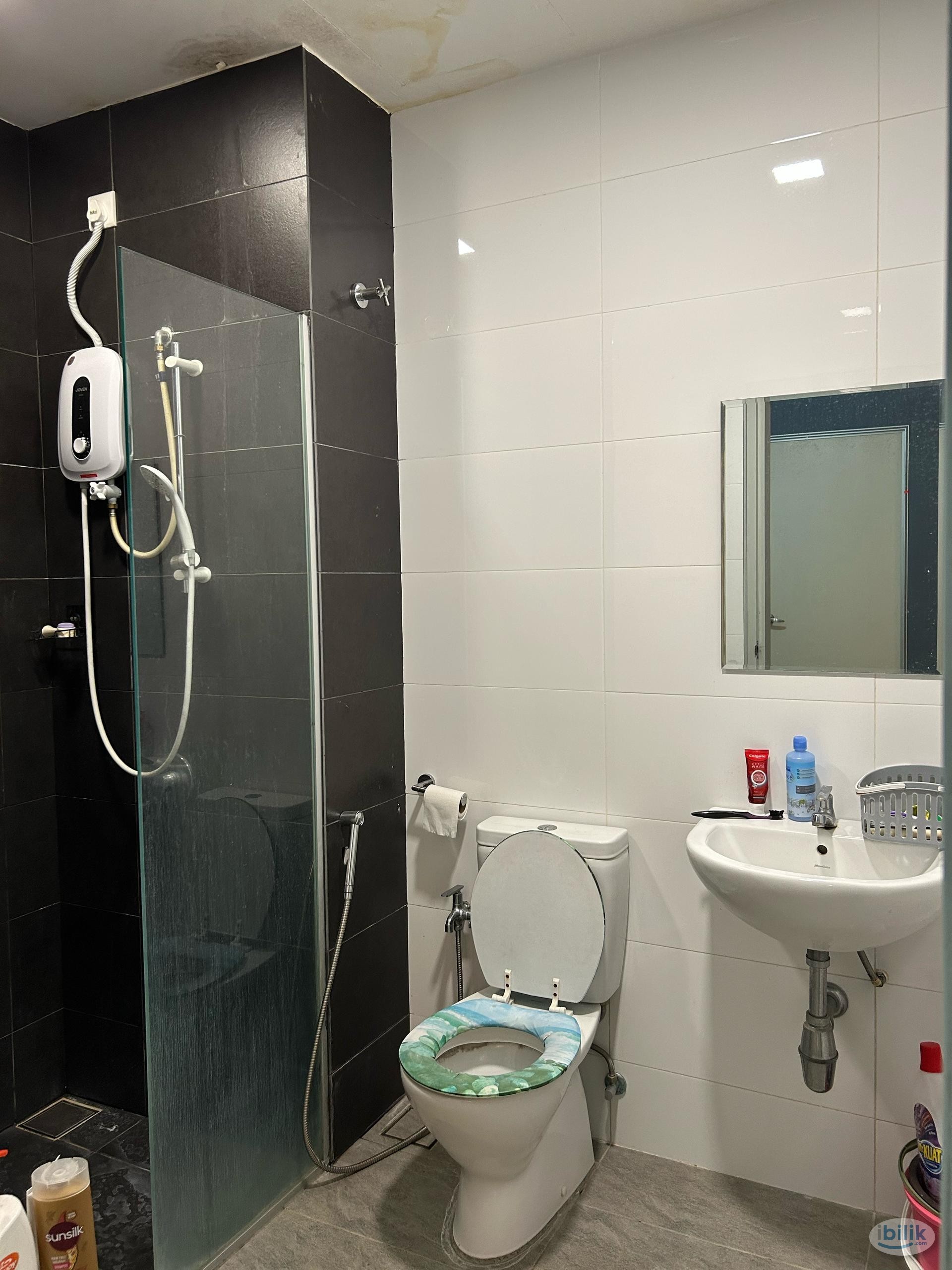 [Balcony Swimming Pool View] Single Room at Paramount Utropolis @ Glenmarie, Shah Alam - Image 5