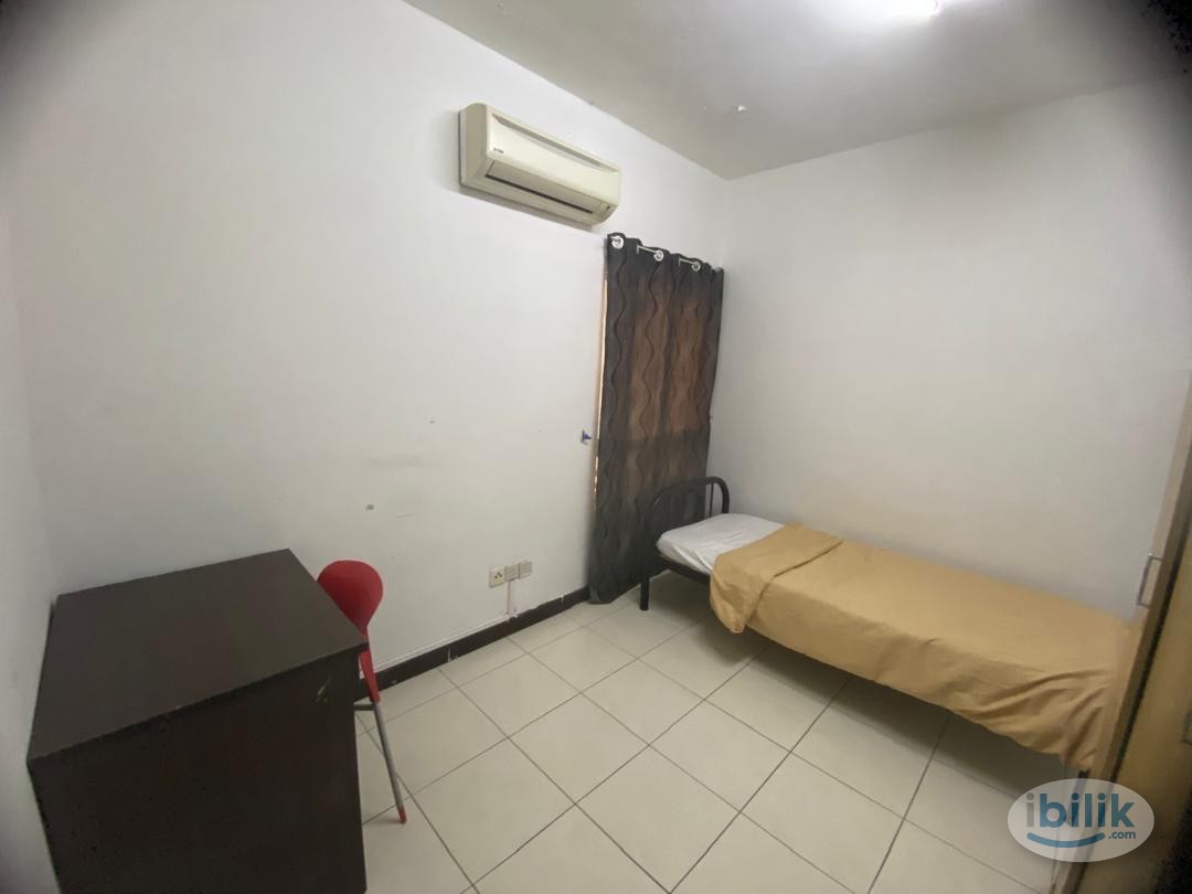 Middle Room at Cova Villa, Kota Damansara - Image 1
