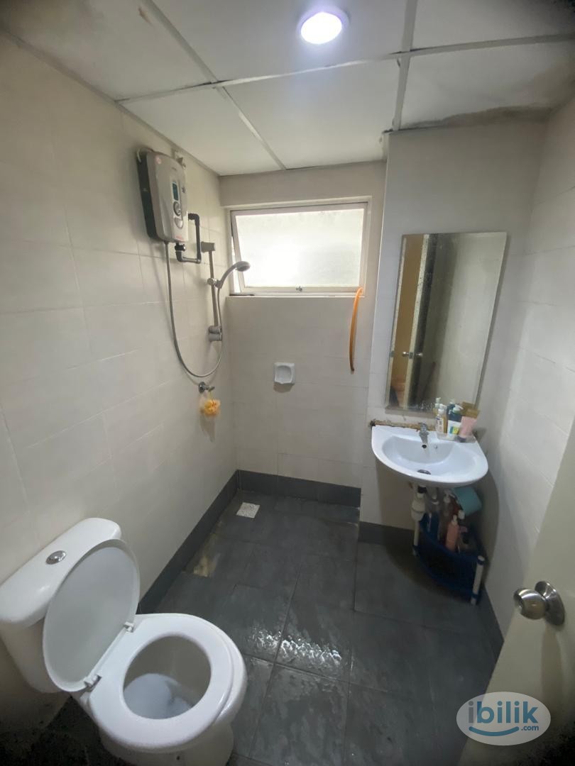Middle Room at Cova Villa, Kota Damansara - Image 3