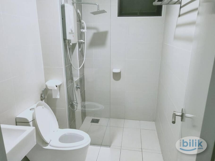 Middle Room at Elit Heights, Bayan Baru - Image 3