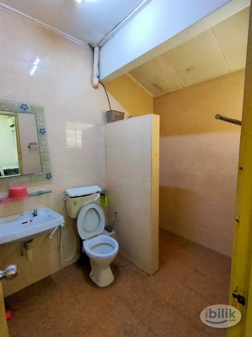 Master Room at Damansara Jaya, Petaling Jaya - Image 2