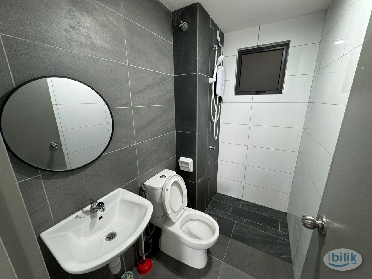 Traders Garden Master Room For Rent - Image 3