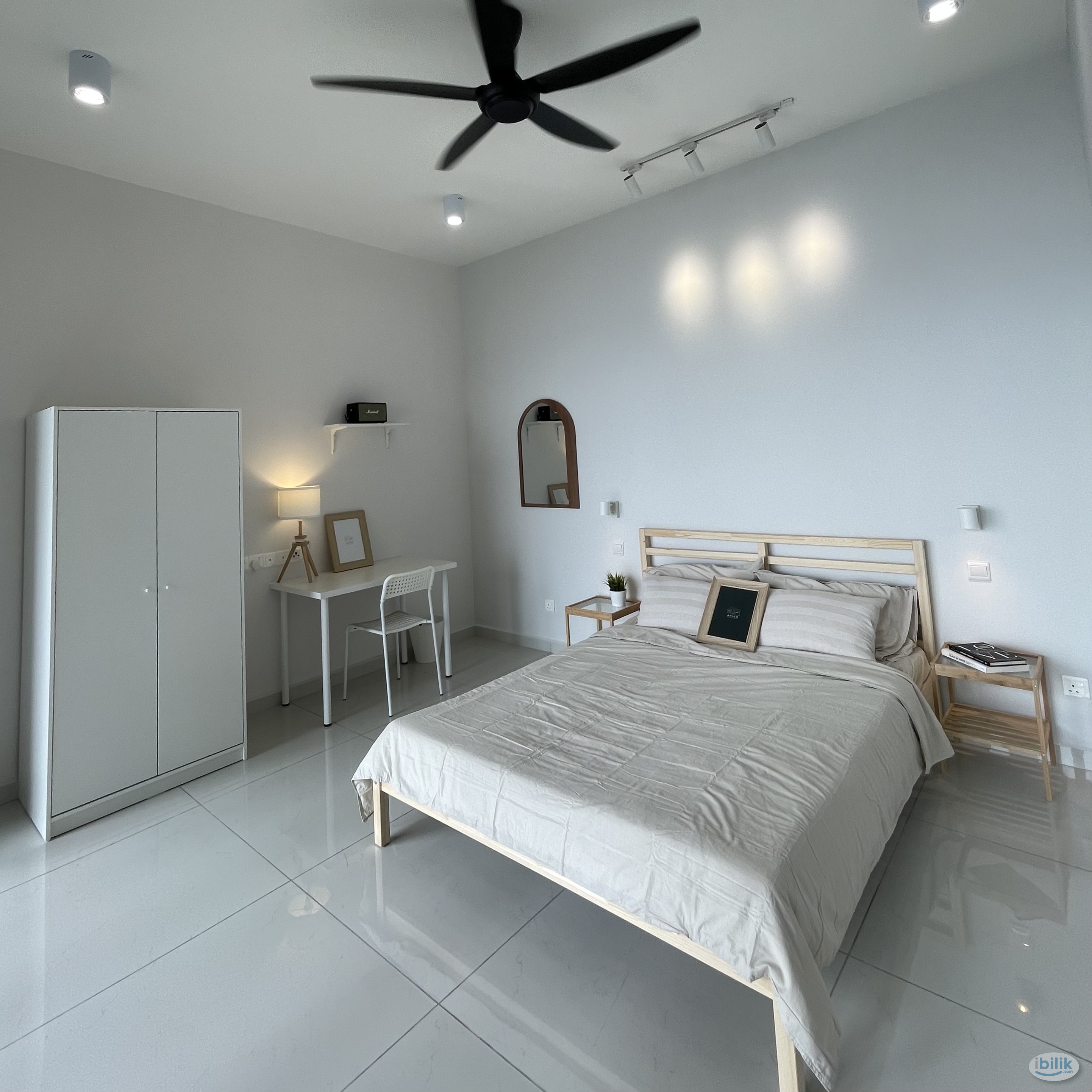 Male unit Spacious Sea View Balcony Room at Country Garden, Danga Bay - Image 3