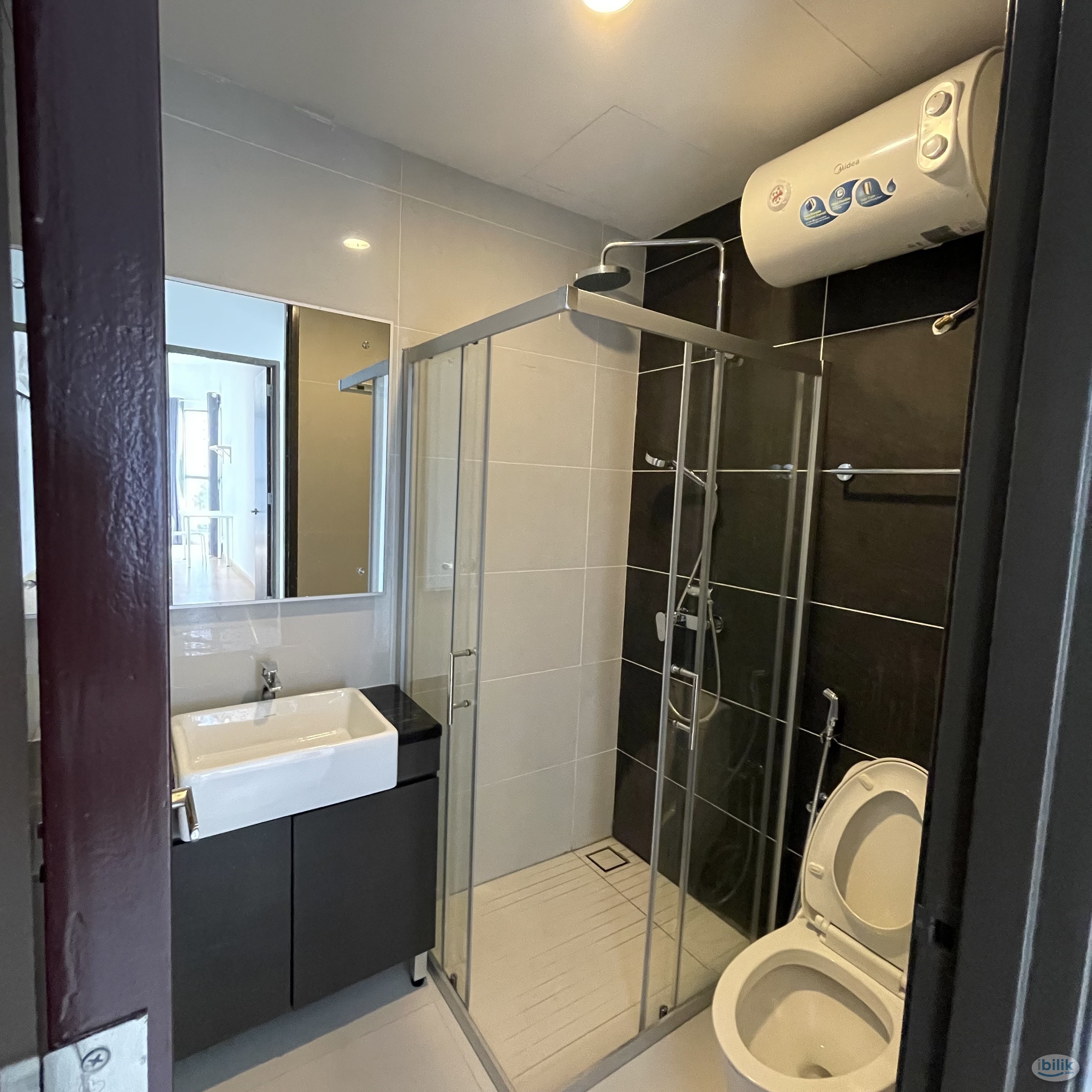 Male unit Spacious Sea View Balcony Room at Country Garden, Danga Bay - Image 4