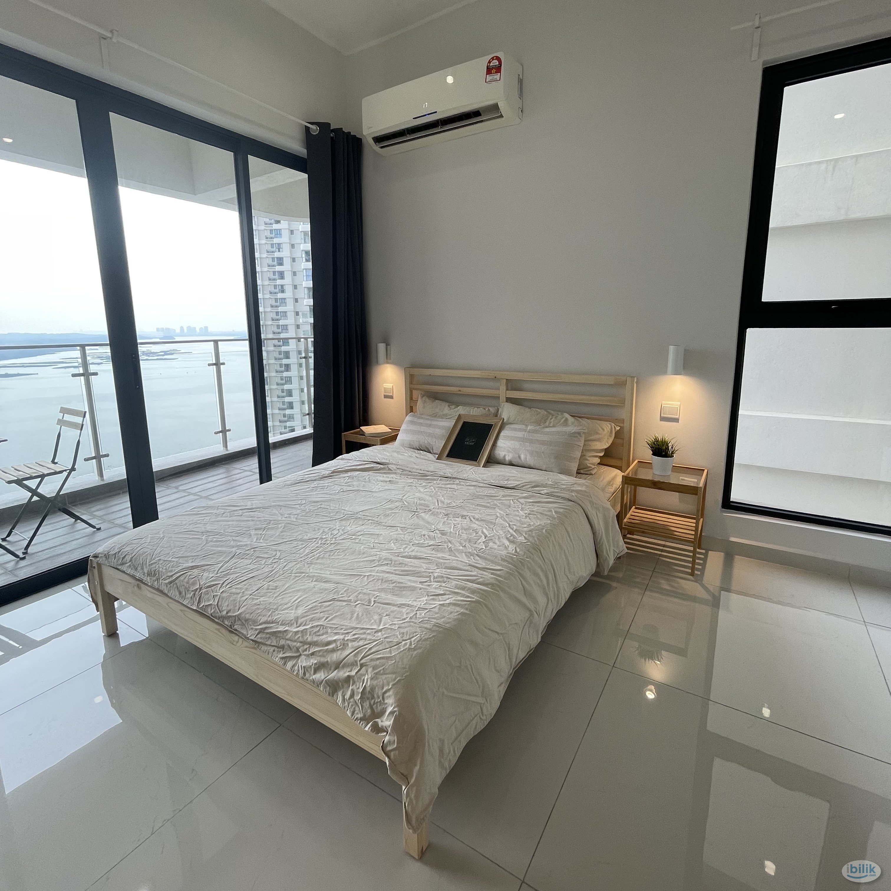 Male unit Spacious Sea View Balcony Room at Country Garden, Danga Bay - Image 2