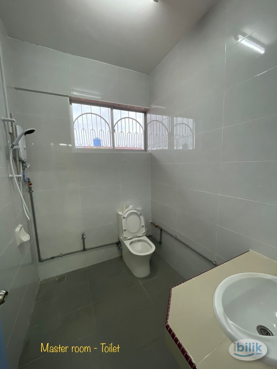 Spacious Middle Room at Damai, Kota Kinabalu, Sabah (Walking distance to HQE2, Near to HQE) - Image 3