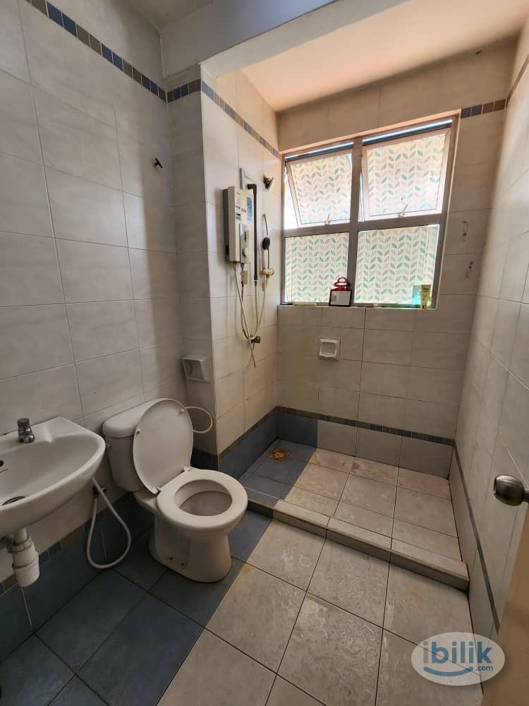 Middle Room Available @ Bukit Rimau - Image 3